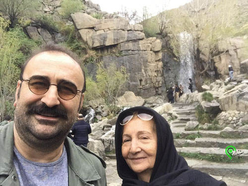 مهران احمدی به همراه مادرش